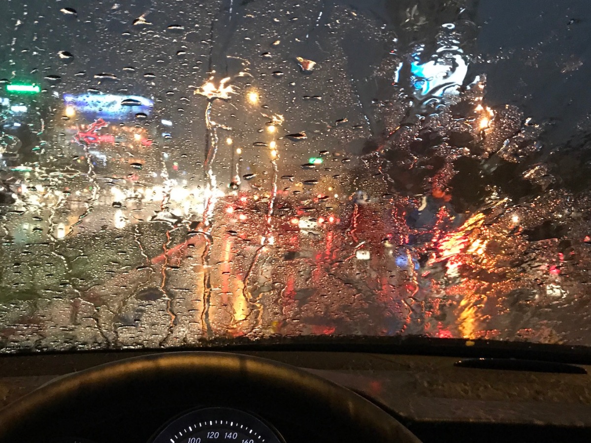 Kính ô tô bị hấp hơi, mờ khi trời mưa